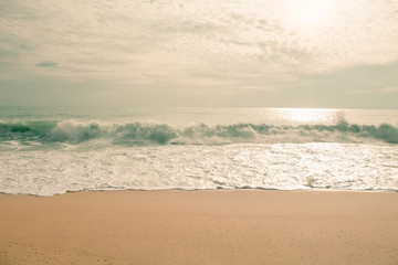 The waves of the sea crashed into the shore