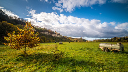 Die Burgen Rudelsburg und Saaleck in der Herbstsonne vor Sturmwolken