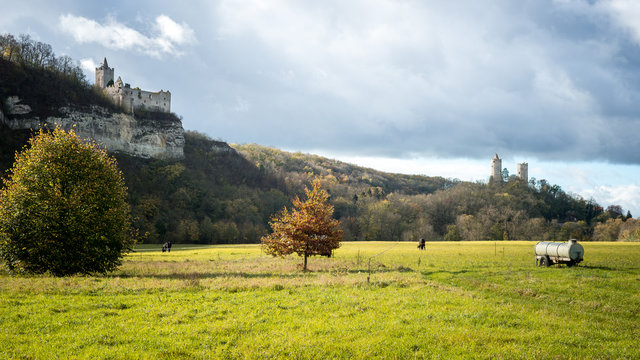 Die Burgen Rudelsburg und Saaleck in der Herbstsonne vor Sturmwolken