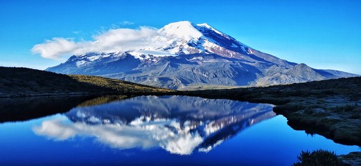 Montaña y laguna © Anthony