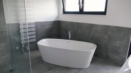 Naklejka na ściany i meble Eine schöne Badewanne in einem modernen Einfamilienhaus
