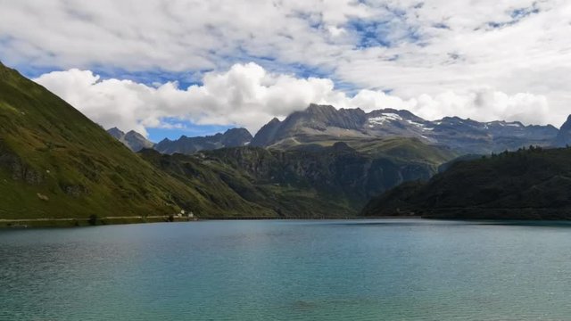 lago in val formazza in italia 