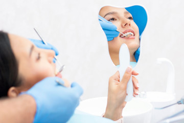 Naklejka premium satisfied patient at the dentist. who demonstrates his perfect smile after treatment at the clinic