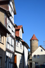 Obraz premium Fachwerkhäuser und mittelalterlicher Wehrturm in Fritzlar