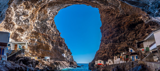 Panoramablick aus dem spektakulären Inneren der Höhle der Stadt Poris de Candelaria an der Nordwestküste der Insel La Palma, Kanarische Inseln. Spanien. Piratenstadt