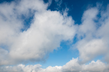 Obraz premium Blue sky and white cumulus clouds, natural background