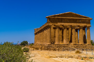 Obraz premium View of the Greek Temple of Concordia in the Valley of Temples near Agrigento, Sicily, Italy