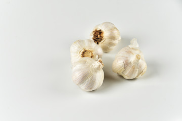 Obraz na płótnie Canvas Heads and cloves of garlic isolated on white background