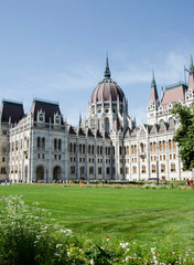 Obraz premium View of the Hungarian parliament building in Budapest