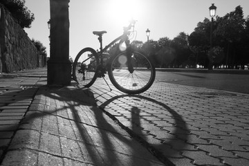 Foto en blanco y negro de una bici y su sombra