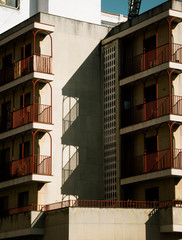 Sombra proyectada en edificio 