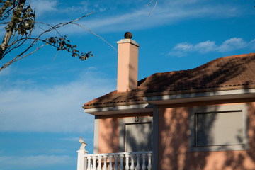 Sombra de arbol proyectada en casa de pueblo antiguo