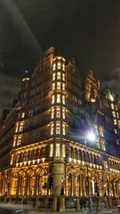 Toma sim&eacute;trica de edificio en Londres por la noche