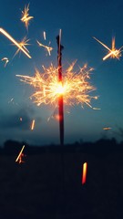 Vista cercana de una bengala de celebraci&oacute;n 