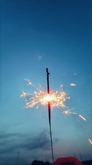 Vista cercana de una bengala de celebraci&oacute;n 