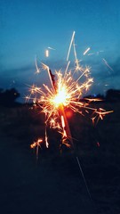 Vista cercana de una bengala de celebraci&oacute;n 