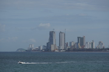 Fototapeta premium Ciudad lancha mar