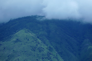 Montaña nubes