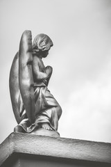 estátua de anjo prateada