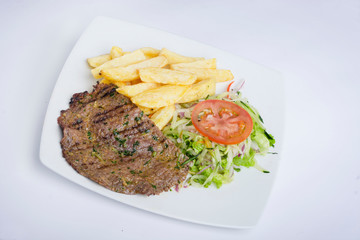 Carne con chimichurri y papas fritas