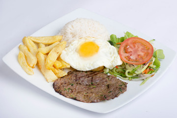churrasco con carne frita y huevo frito