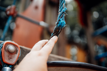 Mit der Hand auf kaputte Stellen zeigen auf einen Kinder Spielplatz