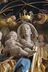 Fototapeta premium Madonna incoronata con Bambino; particolare dell'altare scolpito di Hans Klocker nella chiesa di Santo Stefano a Pinzano (Bolzano)