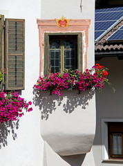finestra antica con fiori a Sarentino (Bolzano)