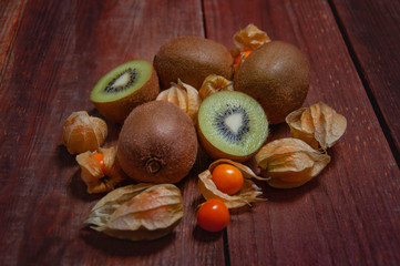 Owoce na drewnianym stole
