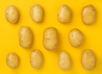 Obraz premium raw potato pattern on yellow background
