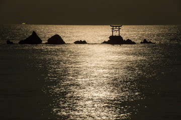月と鳥居