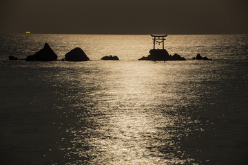 月と鳥居