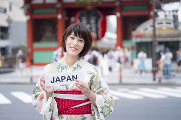 日本を紹介する浴衣の女性　東京　浅草　雷門