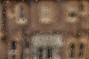 Krople deszczu na oknie i szybie