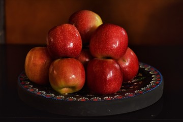 dojrzałe czerwone jabłka na półmisku