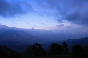 Nubes en el amanecer sin sol