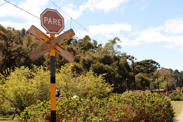A stop sign in portuguese