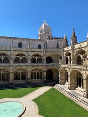 Obraz premium Inside the beautiful Hieronymites Monastery of Jeronimos with the beautiful green garden in Belem, Lisbon, Portugal