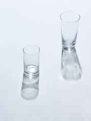 白いテーブルに置かれた空の２つのグラス