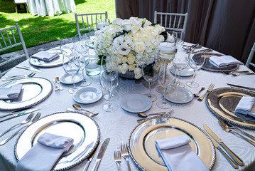 Elegant outdoors summer wedding with flowers decoration and mirrors