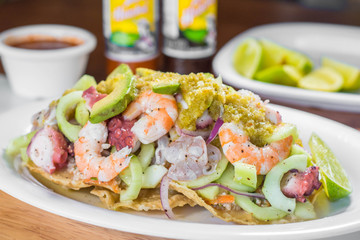 Tostada de Camaron Crudo y Camarón Cocido en Ceviche Mexicano con Salsa de Aguachile. Close Up