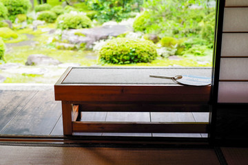 夏の日本庭園と縁側