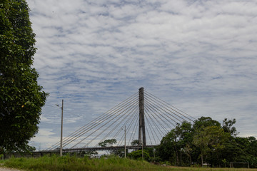 Puente estructural amozónico sobre rió Aguarico en día soleado. 