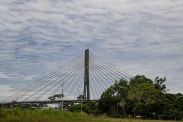 Puente estructural amozónico sobre rió Aguarico en día soleado. 