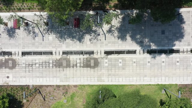 Vista a&eacute;rea cenital sobre Avenida de los Compositores en la segunda secci&oacute;n del Bosque de Chapultepec, se ven algunas personas haciendo ejercicio, corriendo y en bicicleta