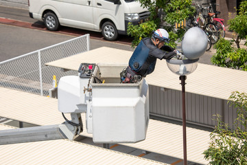 クレーン車を使ったLED外灯交換工事