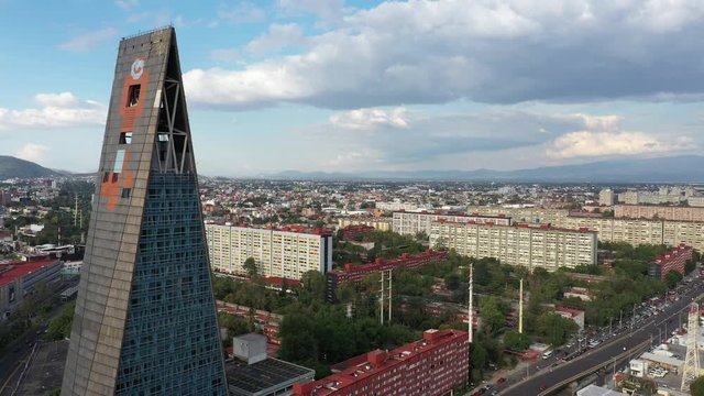 Acercamiento a&eacute;reo al Conjunto Habitacional Nonoalco Tlatelolco de Mario Pani, el drone volando al frente pasando junto a la Torre Insignia