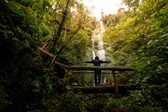 Persona Puente Cascada Santa Rosa de Cabal Aguas Termales San Vicente Colombia
