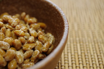 和風の食器に入った納豆