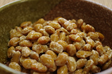 和風の食器に入った納豆